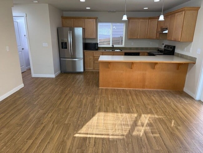 Building Photo - LYNNWOOD 3 BED, 2.5 BATH HOME FOR RENT; AV...