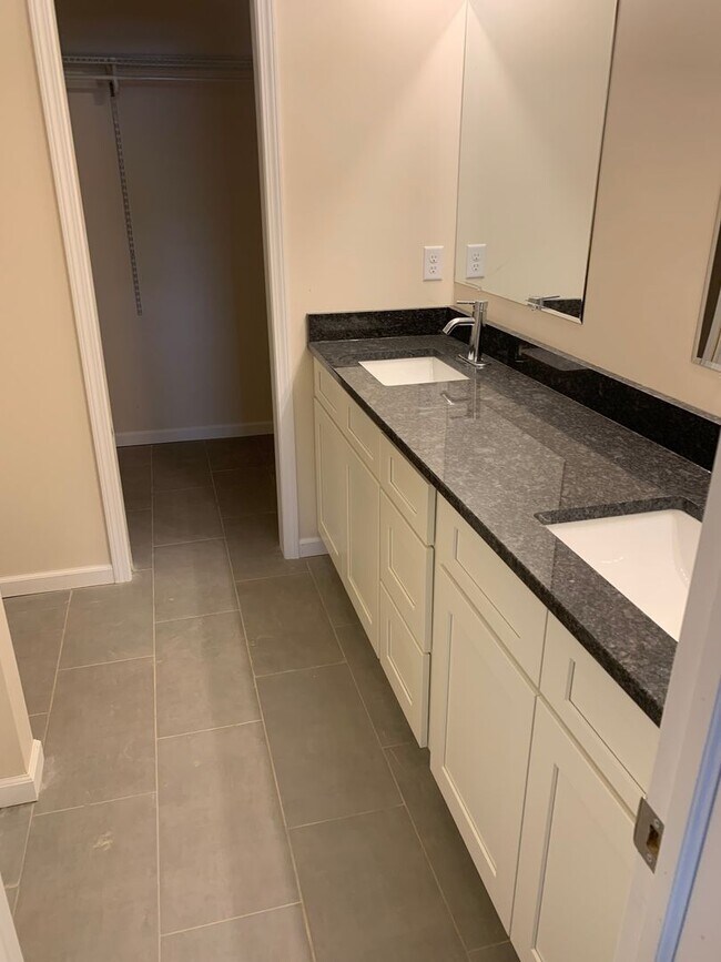 Foto del edificio - New Large 2-bedroom Guilford Lake