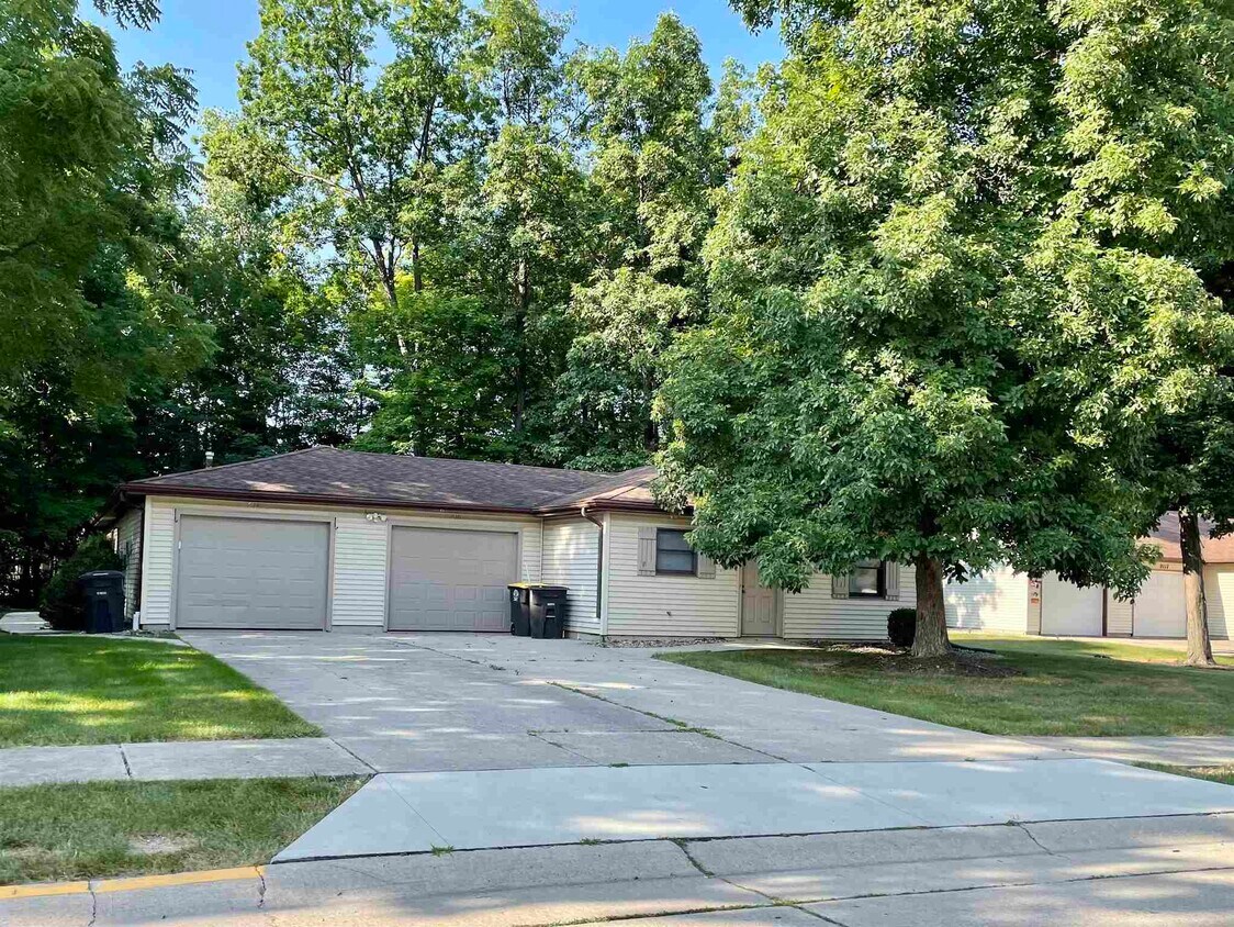 Primary Photo - 2107 Versailles Village Pl