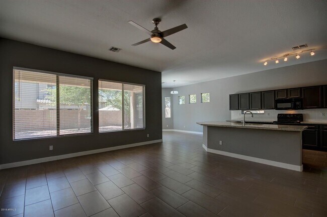 Foto del edificio - 4027 E Marshall Ave