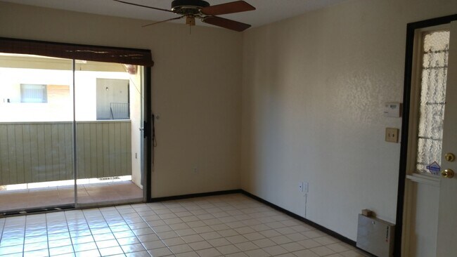 Foto del edificio - ADORABLE POOLSIDE CONDO IN THE MELROSE!