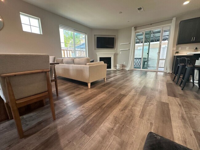 Building Photo - Beautiful 4 Bedroom in Brentwood