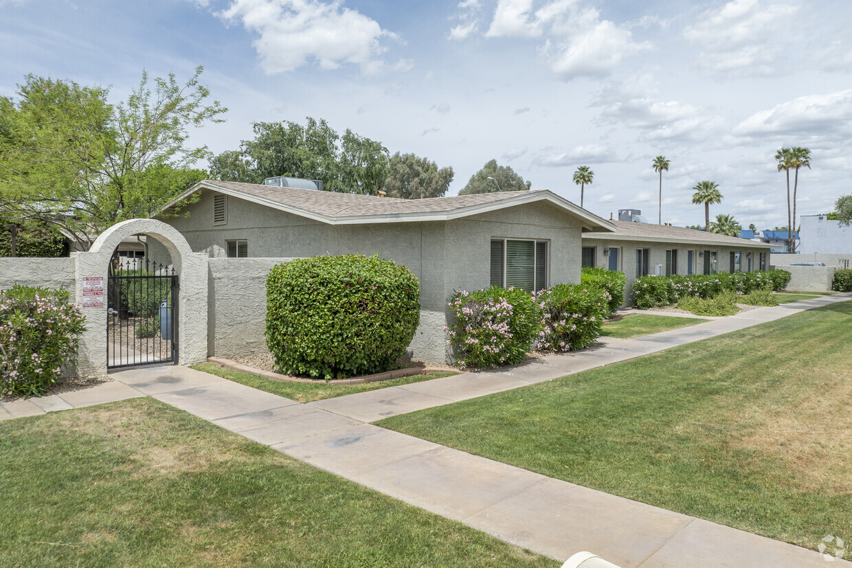 Primary Photo - Emerald Park Condominiums