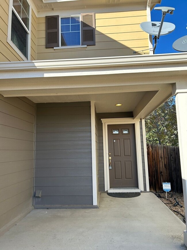 Building Photo - Large 3 Bedroom House in Thornton