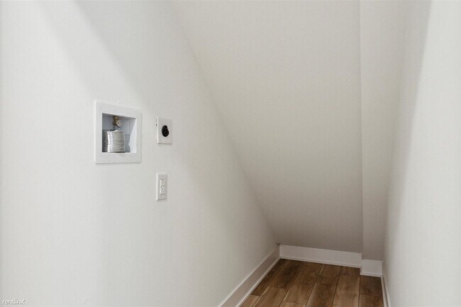 Foto del edificio - 3 br, 3 bath Duplex - 2430 WATERLOO ST Unit 2