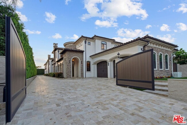 Building Photo - 20101 SW Cypress St