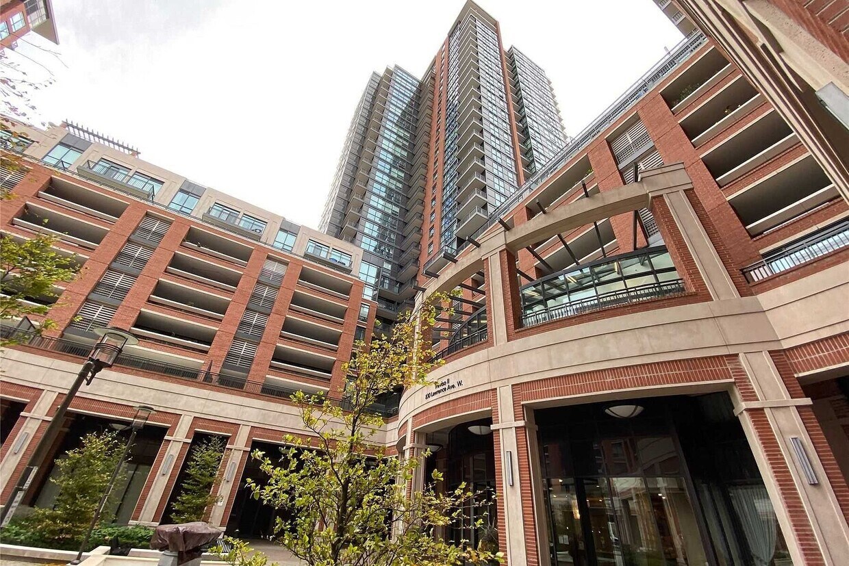 Photo principale - 830 Lawrence Ave W