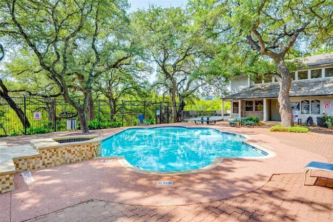 Foto del edificio - 12166 Metric Blvd