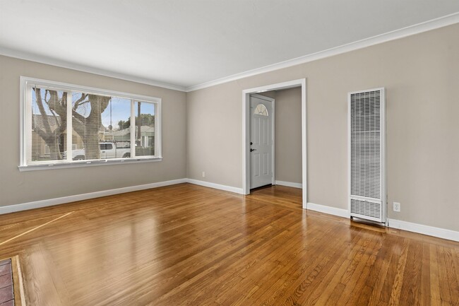 Building Photo - 917 E Santa Inez Ave