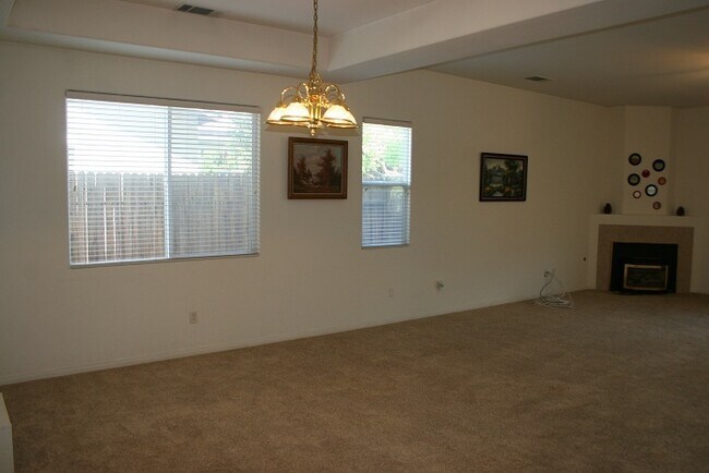 Foto del edificio - 11917 Roaring River Ave