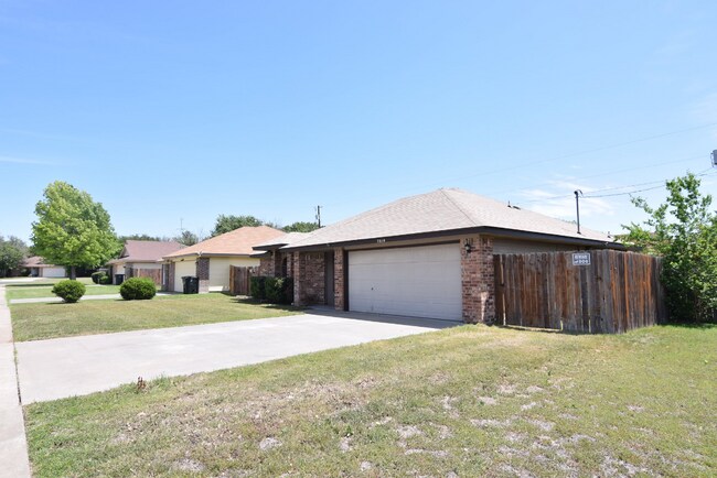 Building Photo - 2610 Hidden Hill Dr