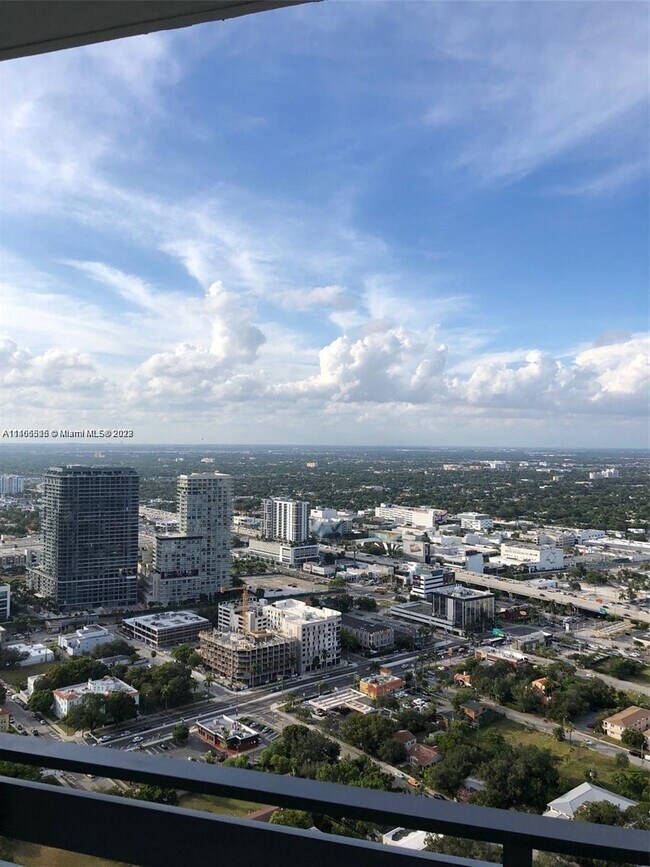 Foto del edificio - 650 NE 32nd St