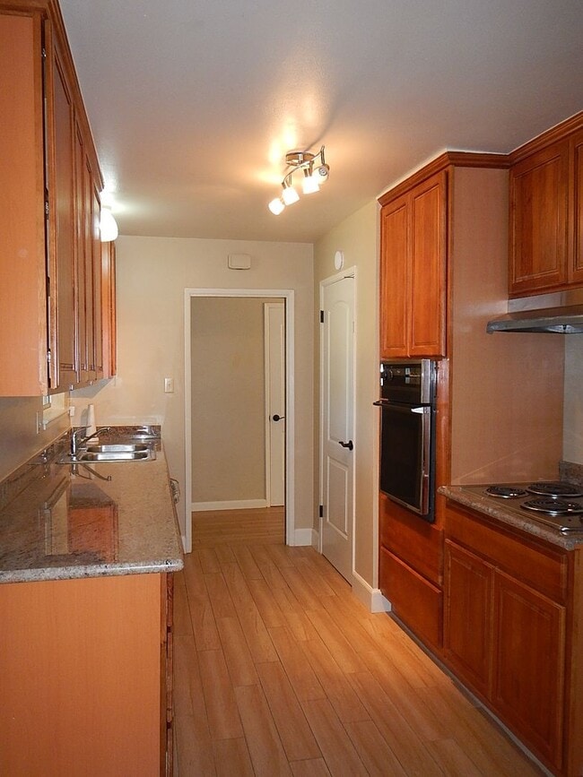 Building Photo - Charming 4Bed 2 Bath in great family neigh...