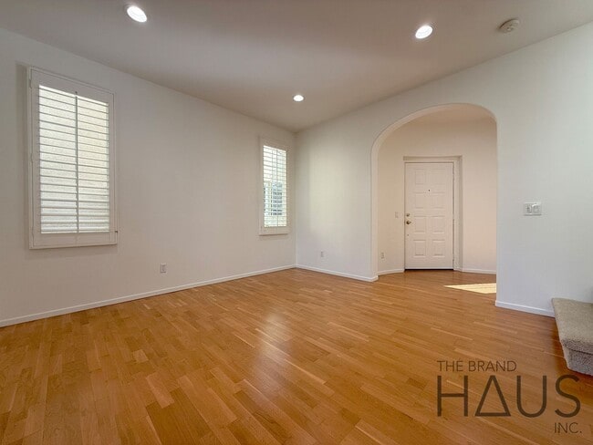 Foto del edificio - Desirable Oak Creek Community Detached Home with Two Car Garage