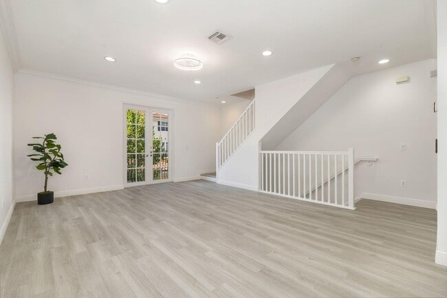 Building Photo - 2502 N Dixie Hwy