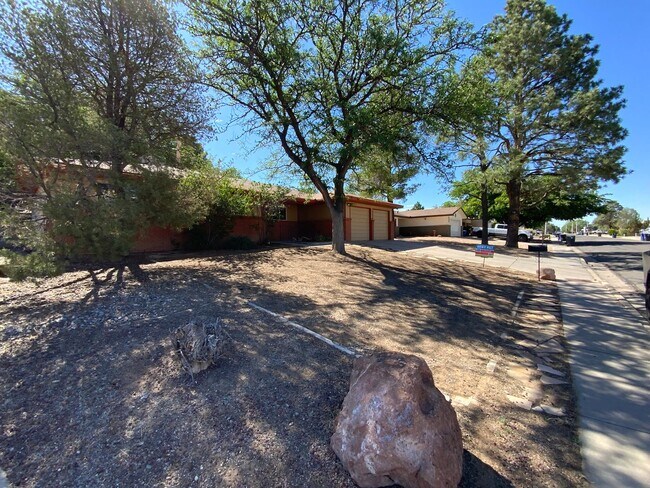 Foto del edificio - 3 Bedroom Single Story Home Near Juan Tabo...