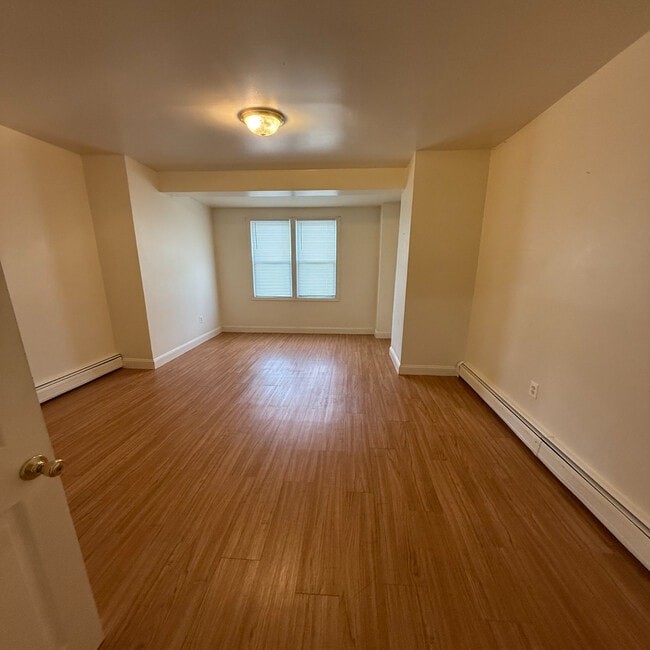 Foto del edificio - 32 Armstrong Ave