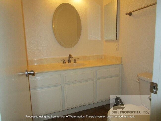 Foto del edificio - 2 Bedroom Condo for Lease in Desirable Long Beach Community