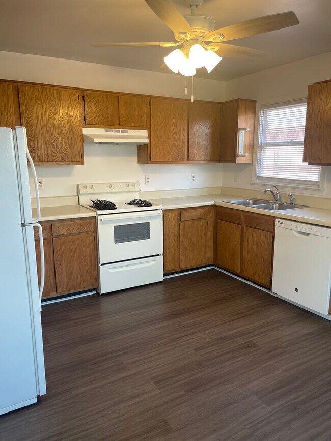 Building Photo - Adorable 3bdrm/2 bath House Conveniently L...
