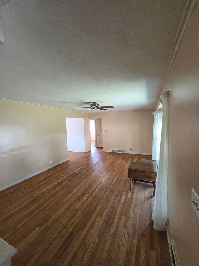 Building Photo - Great home in a great neighborhood