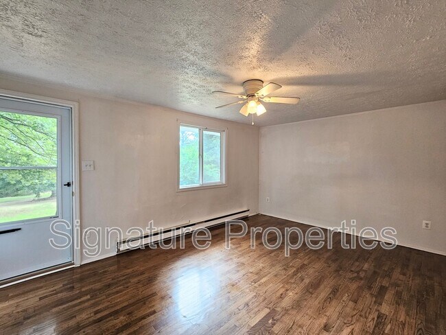 Foto del edificio - 15069 Campbells Mill Dr