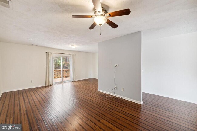 Foto del edificio - 16250 Taconic Cir