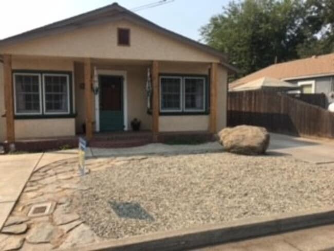 Building Photo - Unique Old Town Clovis, 3 bedroom 1 bathro...