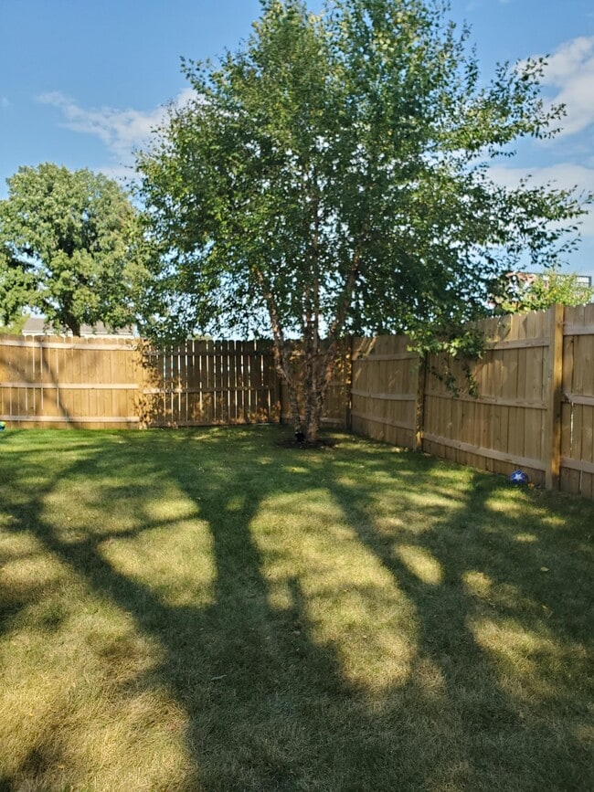 Foto del edificio - 837 W Lynch Ave