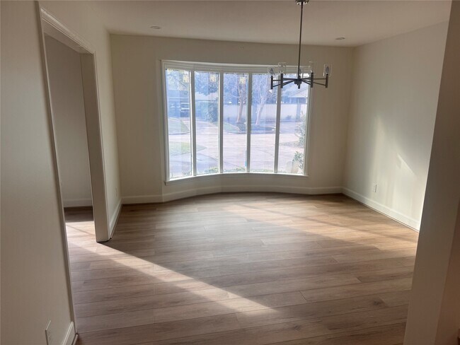 Building Photo - 4726 Ivanhoe St