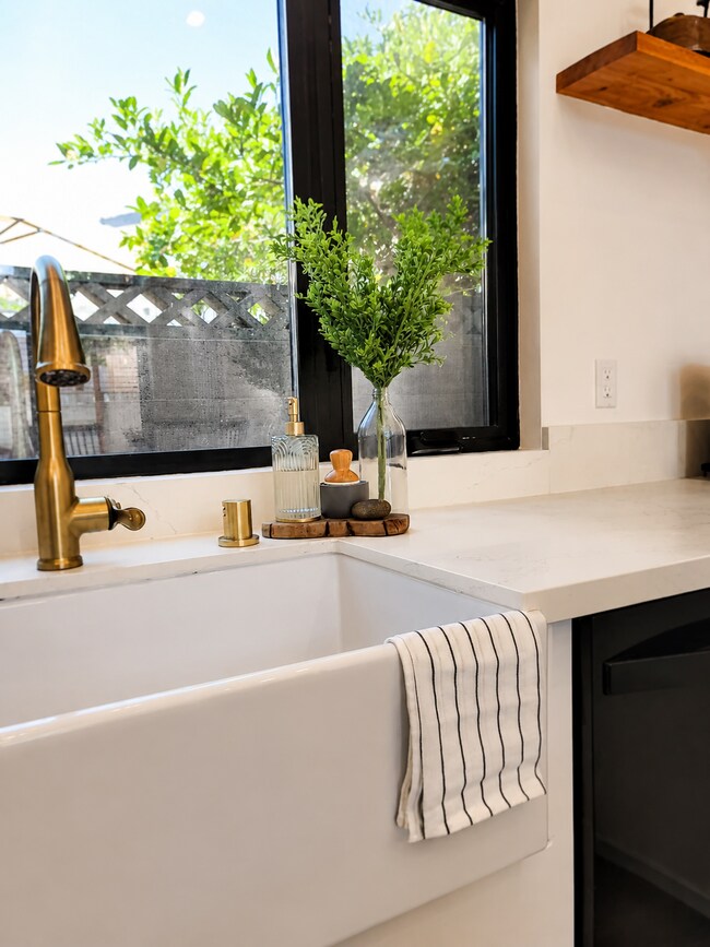 Foto del edificio - 1605 W 214th St