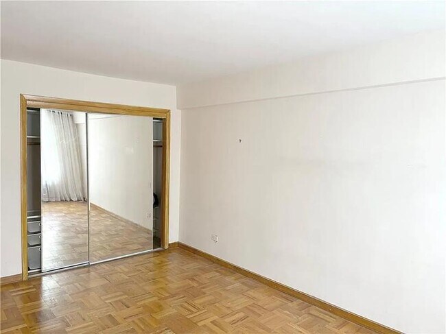 Foto del edificio - 2299 E 13th St