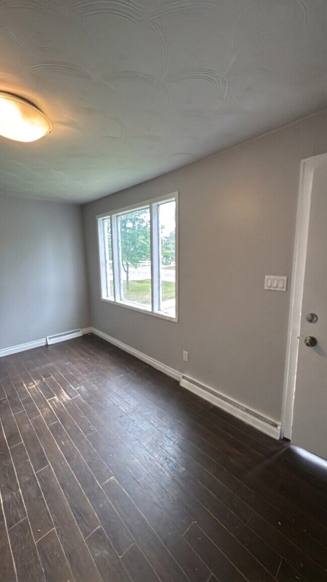 Photo du bâtiment - 2 Bed / 1 Bath Home in Sault Ste. Marie, ON – $1,799/month + Utilities