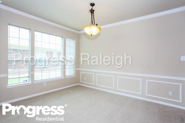 Building Photo - 2412 Piney Woods Dr