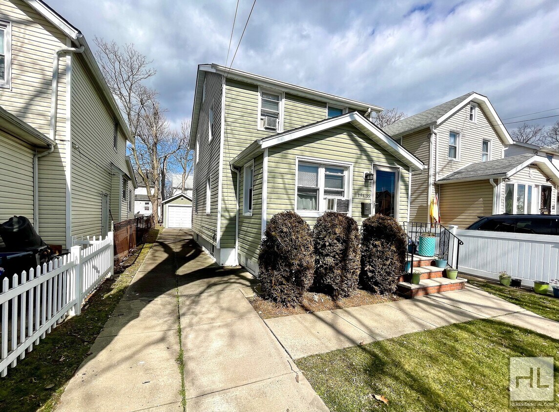 Foto principal - Single-Family 3 Bed 2 Bath HOUSE | 114th D...