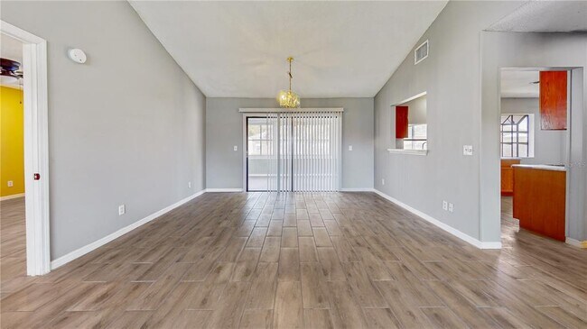 Building Photo - 305 Medina Ct