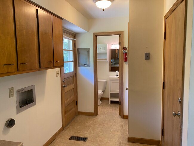 Conexiones WD - 1003 E McHenry St