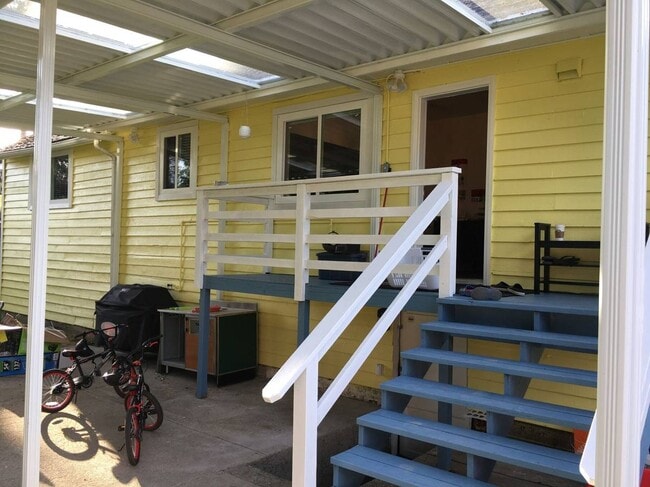 Building Photo - 21190 River Rd