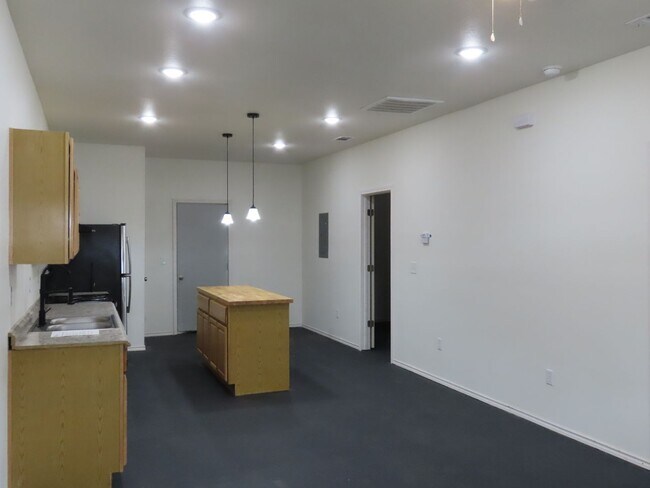 Building Photo - One Month's Free Rent! 2 Bedroom, 2 Bath D...