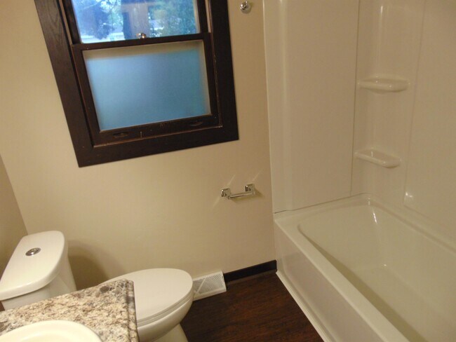 Foto del edificio - 1635-1639 Bond Ct