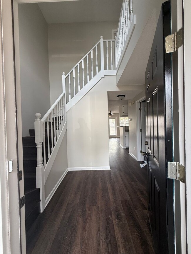 Building Photo - Available NOW- 113 Commons-Move in Special 1/2 off the first month rent with 12-month Lease