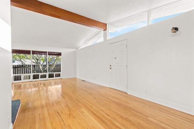 Building Photo - 2637 NE 138th Pl