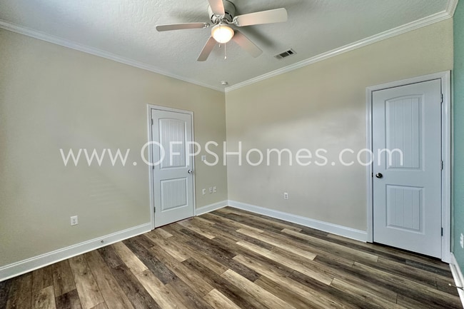 Building Photo - South Crestview 4/3 Available NOW!
