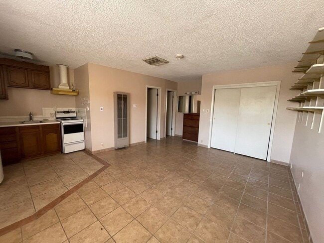 Building Photo - Large Studio