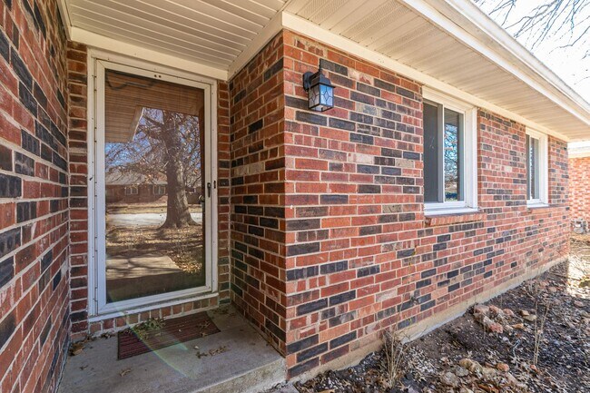 Foto del edificio - Updated 5 bedroom | 2 bath | 2 car garage | WALK OUT BASEMENT | Fenced backyard | Close to downto...