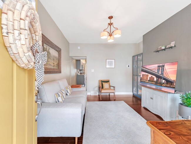 Building Photo - Luxury Updated Row Home | 1 Block from Butler Street