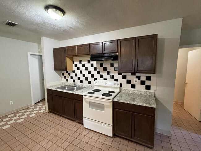 Foto del edificio - 4 bedroom unit in central location