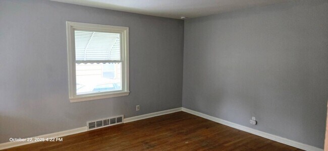 Building Photo - Charming 3 - Bedroom Property in Prime Location