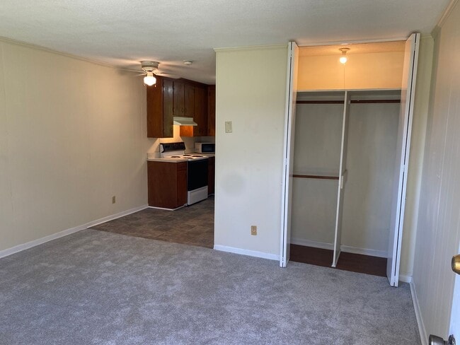 Building Photo - Cozy Studio Apartment - Unbeatable price and location!