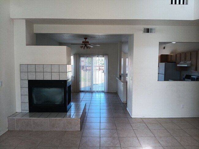 Foto del edificio - 4 Bedroom, 2.5 Bathroom! Lovely Home in Lo...