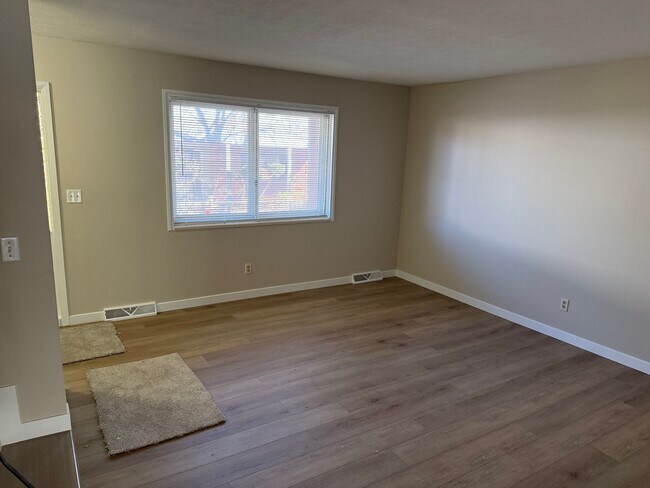 Building Photo - Spacious 2-bed, 1.5-bath Townhouse-Delivers Comfort & Convenience